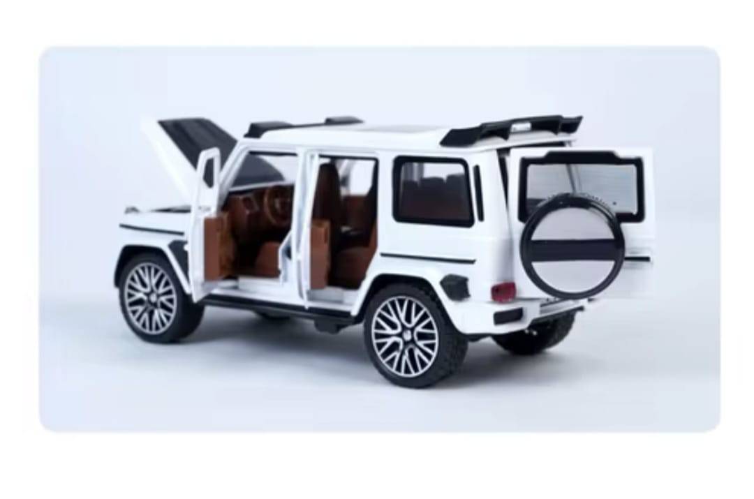 Masinuta metal mecanica, tip Mercedes Benz G800 Legierung, scara 1:32, 3 sunete, usi mobile, capota mobila, portbagaj mobil, alb, 14 cm