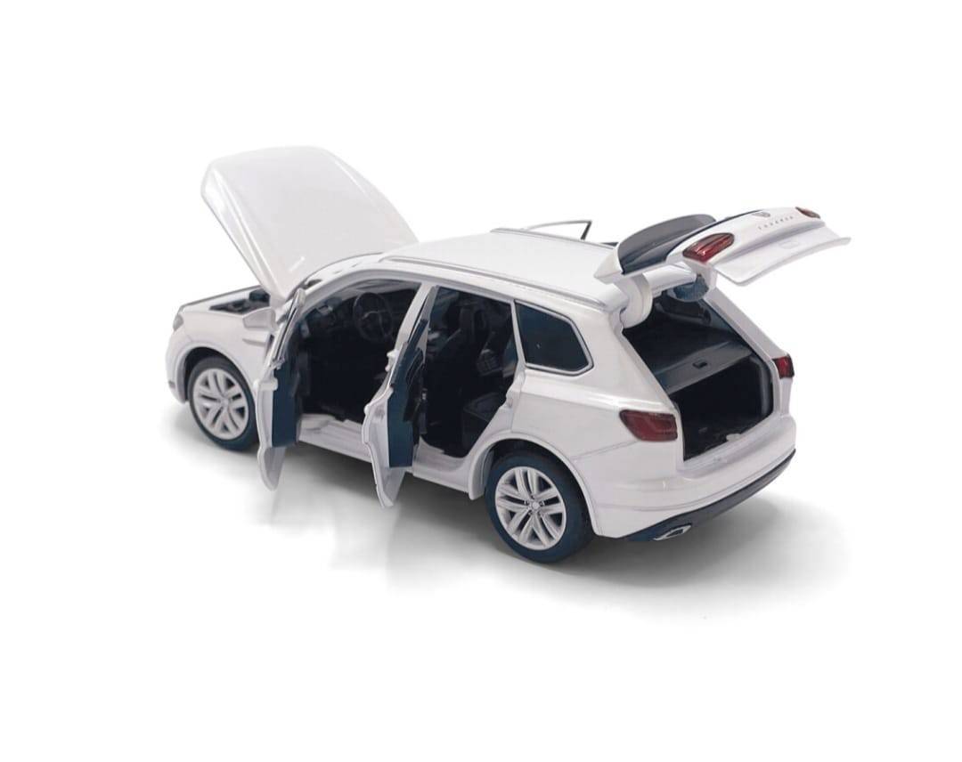Masinuta metal mecanica, Volkswagen Touareg, scara 1:32, sunete, usi mobile, capota mobila, portbagaj mobil, alb, 15 cm
