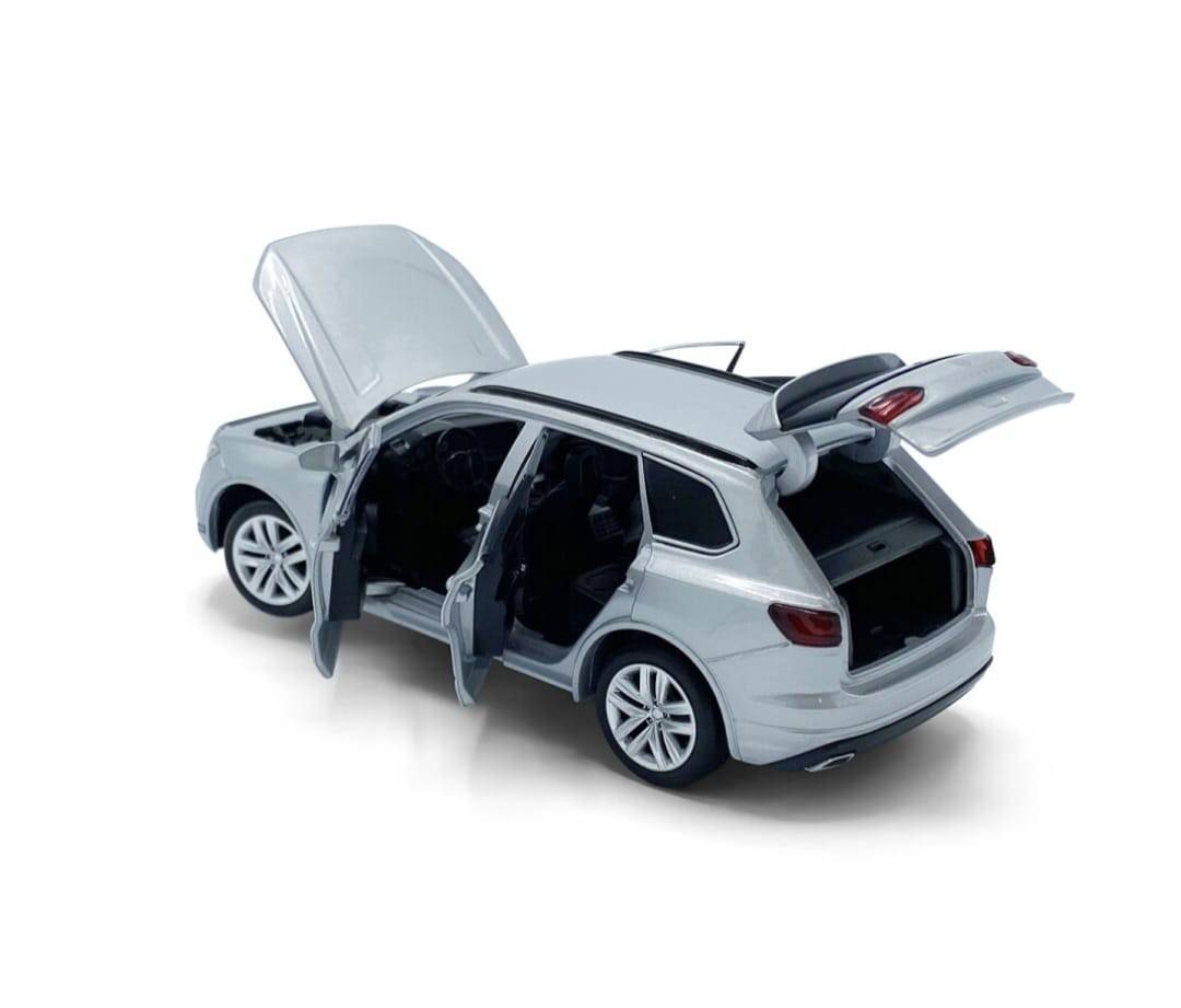 Masinuta metal mecanica, Volkswagen Touareg, scara 1:32, sunete, usi mobile, capota mobila, portbagaj mobil, gri, 15 cm